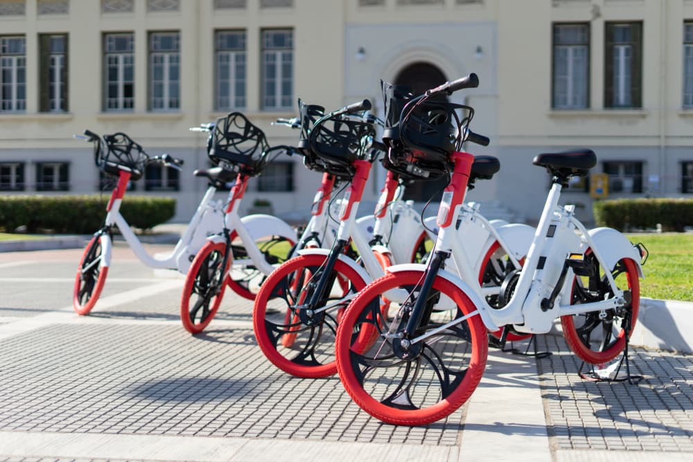 E-Bike Accidents in Illinois: Who Pays and How a Claim Works 1 A row of parked electric bicycles